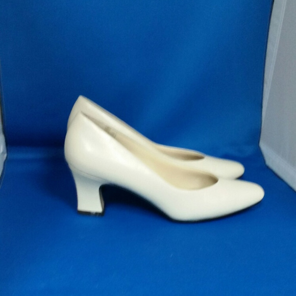 Candid Statements Bone Leather pump. Size 6-1/2m. - Picture 3 of 7